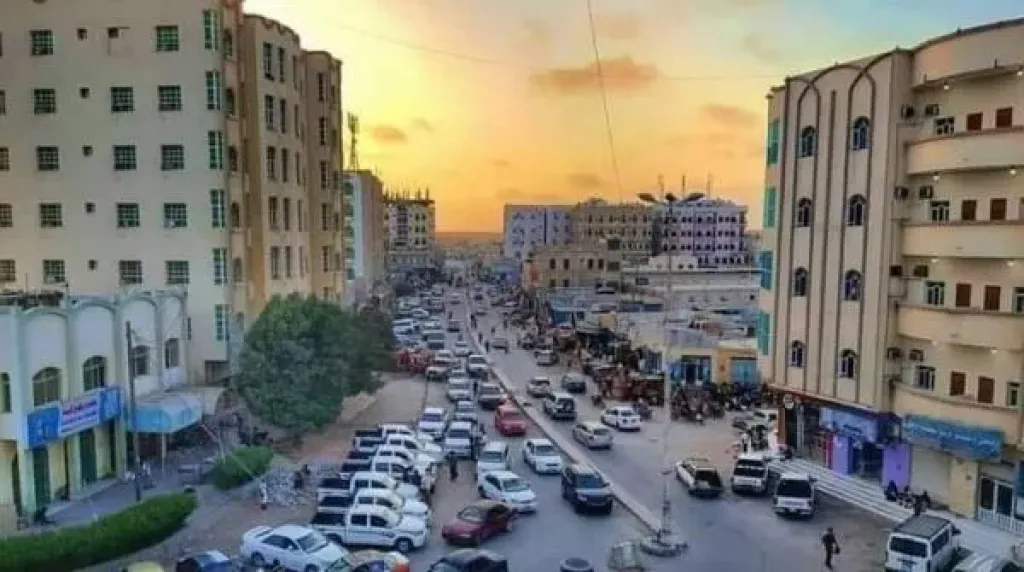 مسلح يقتحم مدرسة في المهرة ويرفع السلاح في وجه معلّم ويهدد بقتله
